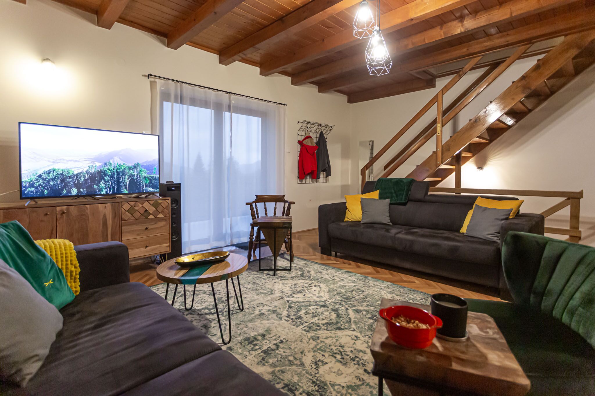 Smart TV, lareira, livros, aparelho de som