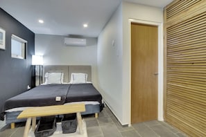 2 bedrooms, in-room safe, iron/ironing board, free WiFi