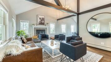 TV connectée, cheminée, baby-foot