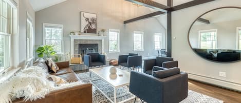 TV connectée, cheminée, baby-foot