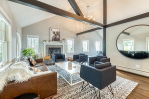 Smart TV, fireplace, foosball - 5BR Farmhouse☆King Size Bed☆Mountain View☆28 Acres (Ancramdale)