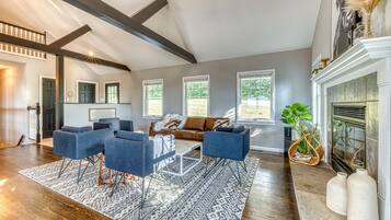 智能电视、壁炉、桌上足球