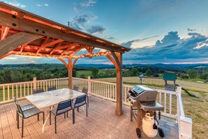 Property grounds - 5BR Farmhouse☆King Size Bed☆Mountain View☆28 Acres (Ancramdale)