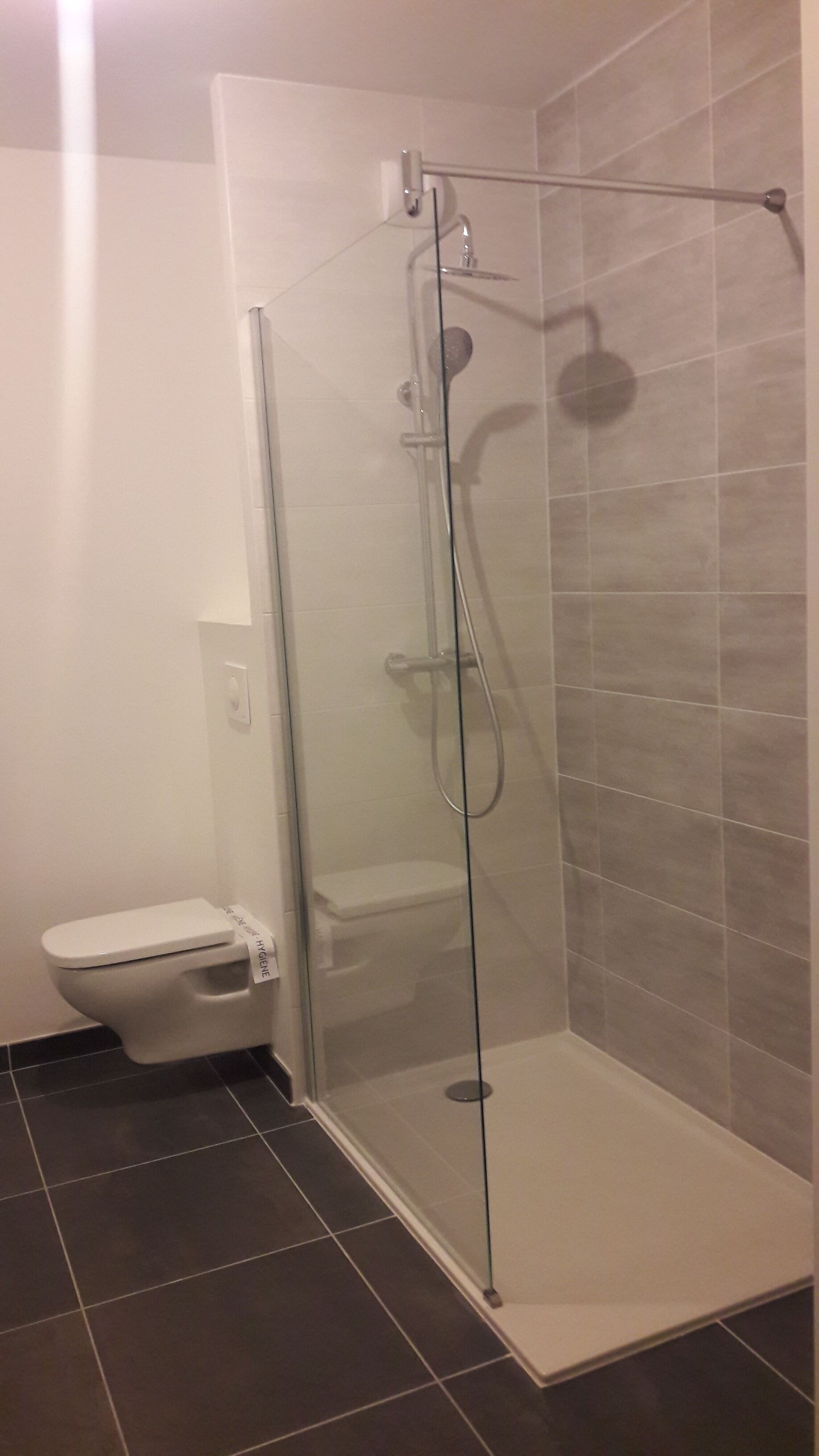 Douche, serviettes fournies, savon, shampoing