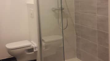 Douche, serviettes fournies, savon, shampoing