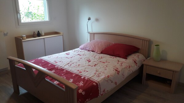 2 bedrooms, travel cot, WiFi, bed sheets