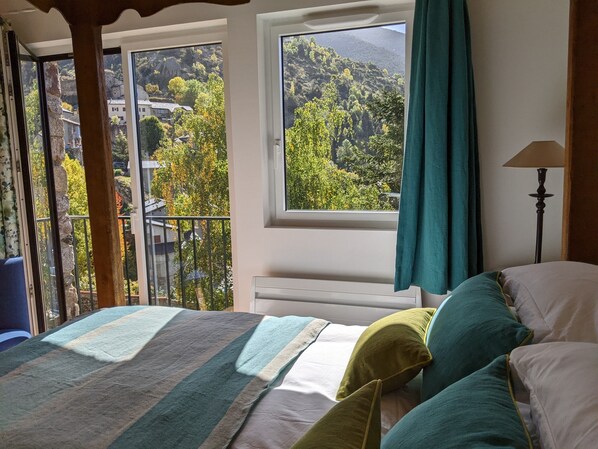 3 bedrooms, desk, iron/ironing board, travel cot