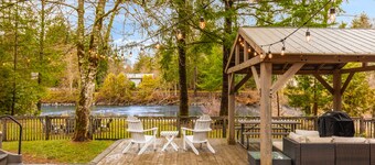 Cozy North Bend Riverfront Cabin w/hot tub!