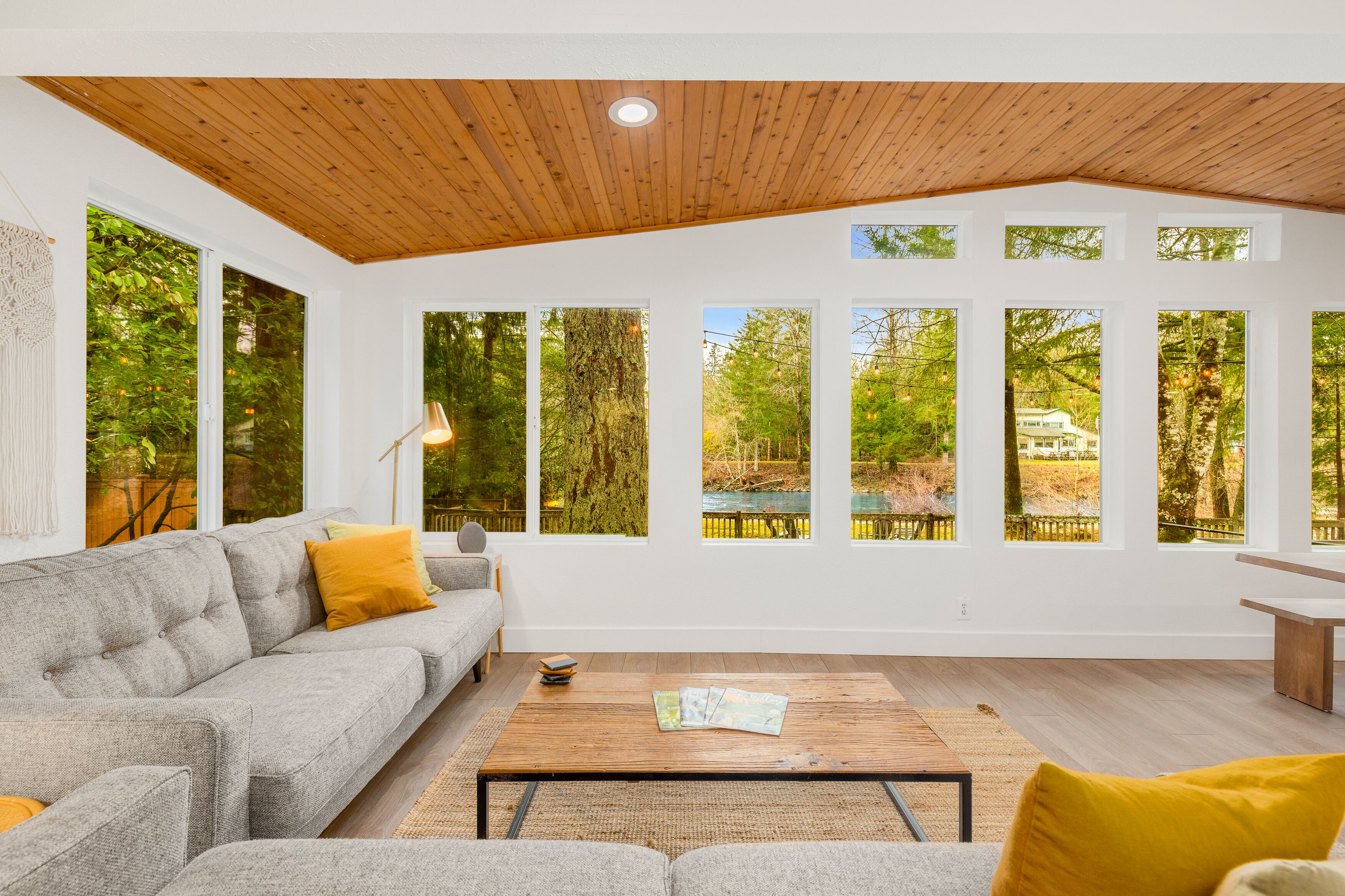 TV connectée, cheminée, lecteur de DVD, table de tennis de table