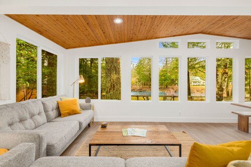 Cozy North Bend Riverfront Cabin w/hot tub!