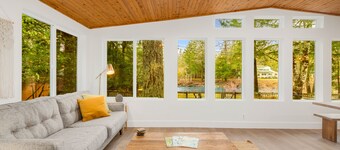 Cozy North Bend Riverfront Cabin w/hot tub!