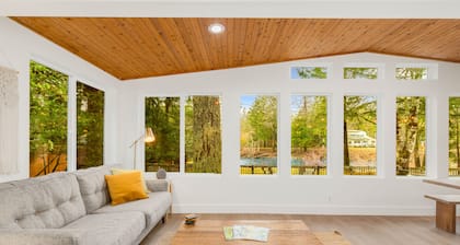 Cozy North Bend Riverfront Cabin w/hot tub!