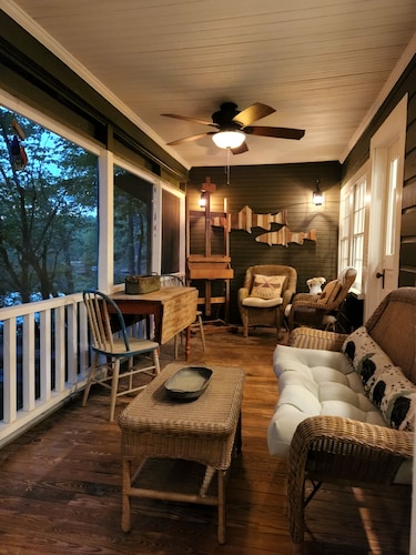 Peaceful Lakeside Haven w/private dock; boating, hiking swimming just steps away