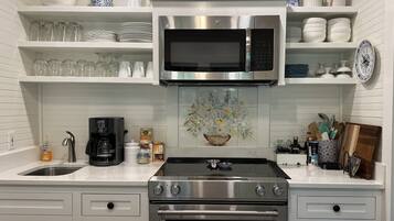 冰箱、微波炉、烤箱、炉灶