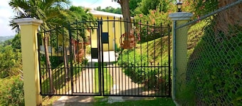 Spacious 3BR Villa, Stunning Caribbean Sea View & 10 mins from the beach!