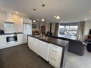 冰箱、微波炉、烤箱、炉灶