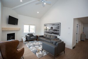 Een smart-tv en boeken