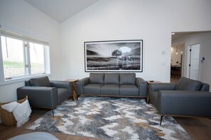 Een smart-tv en boeken