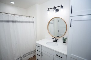 Douche, sèche-cheveux, serviettes fournies, savon