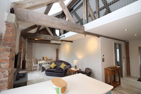 TV. The Hayloft - a cheshire that sleeps 2 guests in 1 bedroom