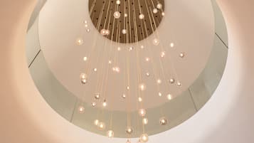 Een rond plafond met hangende lampen en een centraal rond ontwerp.