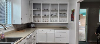 Close to Downtown, Restaurants, Markets , Events ,Beaches and Naval Base!