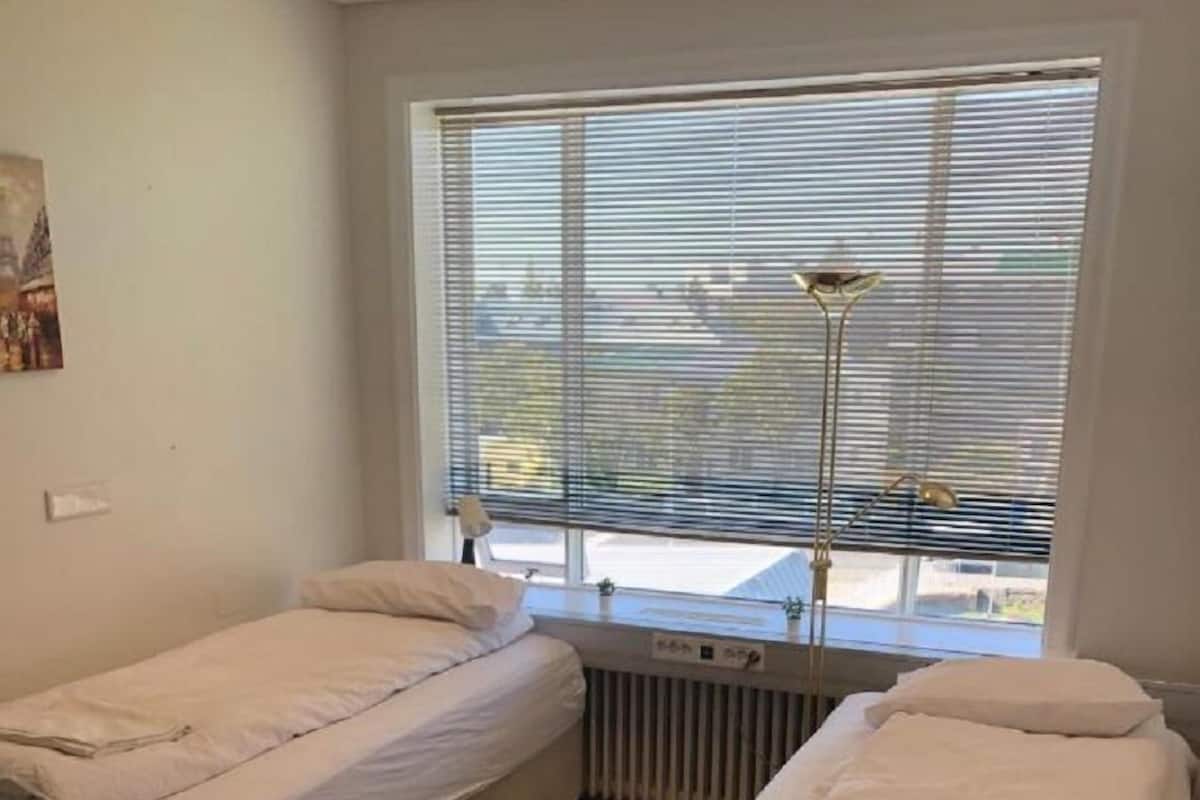 Habitación básica con 1 cama doble o 2 individuales, baño compartido, vistas a la ciudad | Sistema de insonorización y wifi gratis