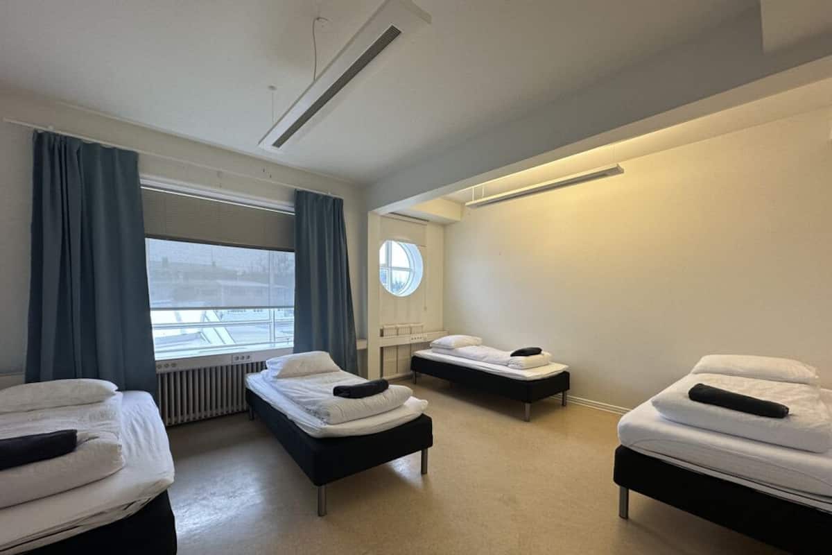 Habitación cuádruple básica, baño compartido, vistas a la ciudad | Sistema de insonorización y wifi gratis