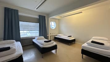 Eenvoudige vierpersoonskamer, gedeelde badkamer, uitzicht op stad | Geluiddichte muren, gratis wifi