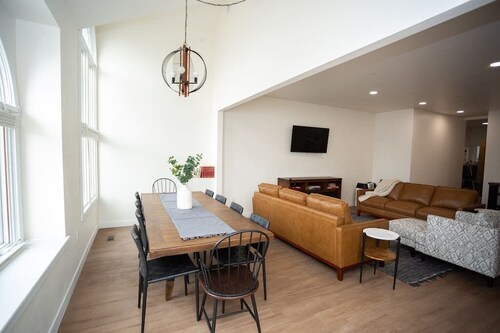 ⁂Modern Beauty⁂Park Access✔Large Groups✔Fast Wi-FI