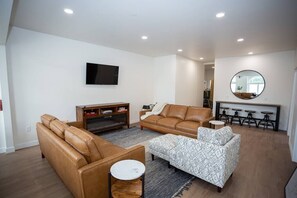 Una Smart TV, una chimenea, libros