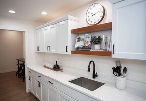 Fridge, microwave, oven, stovetop - ⁂Modern Beauty⁂Park Access✔Large Groups✔Fast Wi-FI (Rapid City)