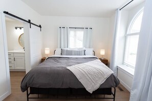 3 chambres, bureau, fer et planche à repasser, accès au Wi-Fi (inclus)