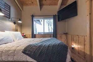 3 bedrooms, desk, iron/ironing board, travel crib