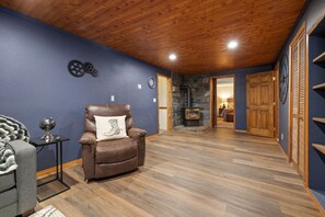 Interior - A private, breath-taking cabin experience you won`t forget! (Sturgis)