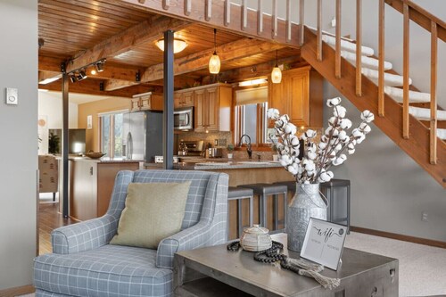 A private, breath-taking cabin experience you won`t forget!