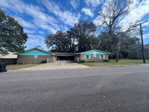 Property grounds - Close to Downtown Events, Restaurants, Markets, Beaches and Navy Base! (Pensacola)