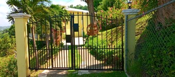 Spacious 2BR Villa, Stunning Caribbean Sea View, 10 mins from the beach!