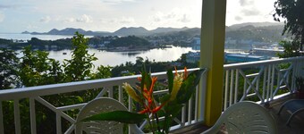 Spacious 2BR Villa, Stunning Caribbean Sea View, 10 mins from the beach!