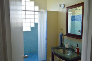 Dusche, Haartrockner, Handtücher, Toilettenpapier