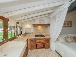 Een koelkast, een magnetron, een oven, een vaatwasser