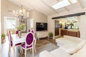 Télévision, cheminée, baby-foot