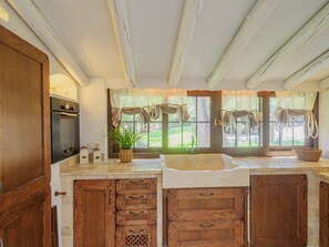 Een koelkast, een microgolfoven, een oven, een vaatwasser