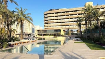 Utomhuspool, öppet 10.00 till 19.00, gratis cabanor och parasoller