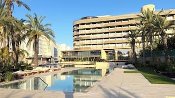Una piscina al aire libre, cabañas de piscina gratuitas, sombrillas
