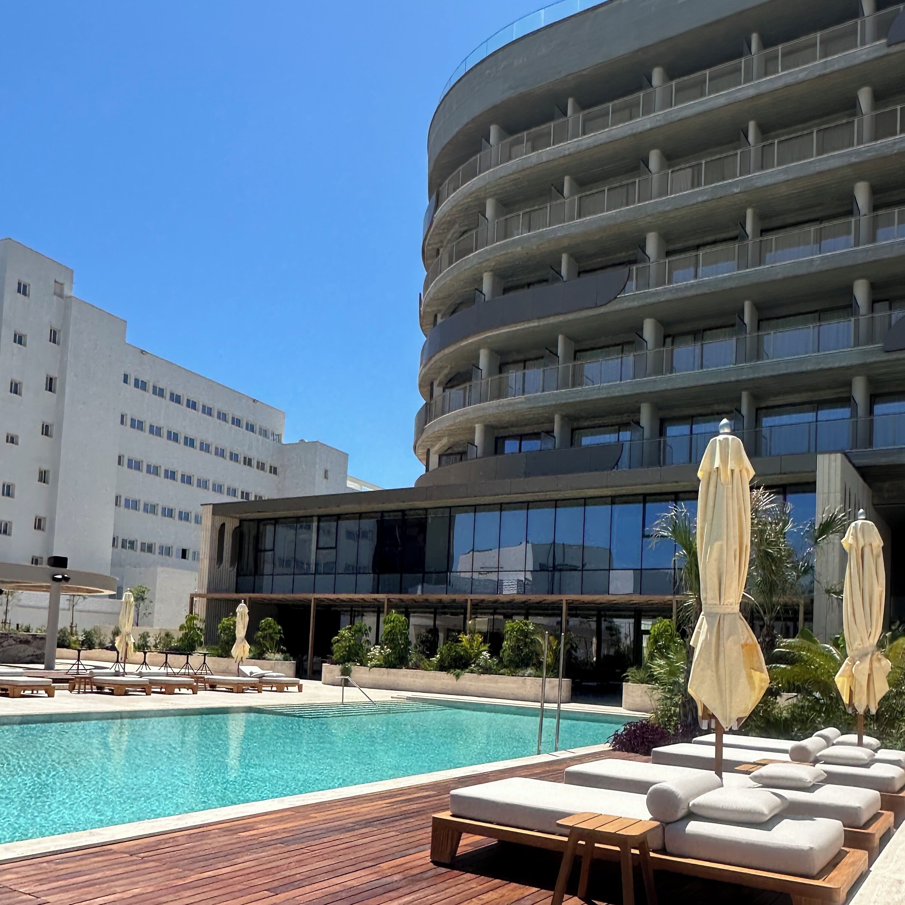 Una piscina al aire libre, cabañas de piscina gratuitas, sombrillas