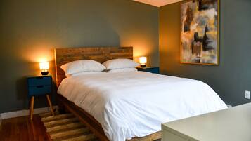 1 bedroom, desk, WiFi, bed sheets