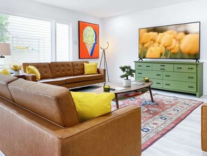 Smart-TV, Kamin, Videospiele, Bücher