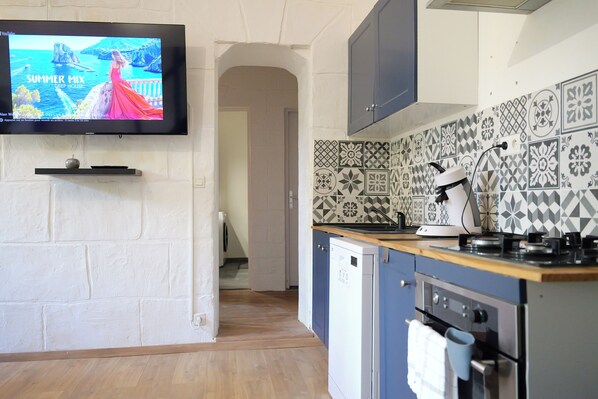 Fridge, microwave, oven, stovetop