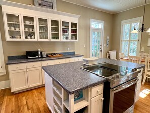 Kjøleskap, mikrobølgeovn, ovn og kokeplater